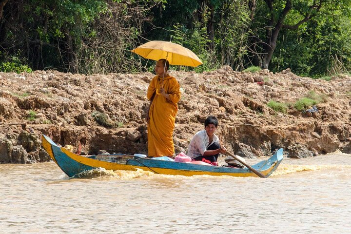 Monk in a small boat in Kompong Khleang